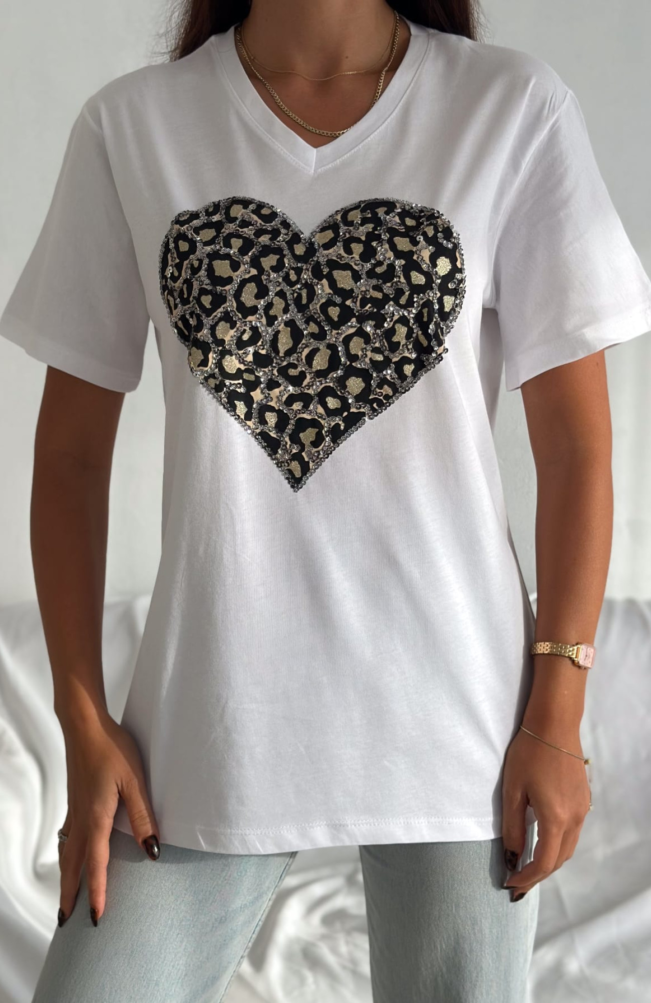 Büyük Beden Beyaz Kalp Desenli V-Yaka T-Shirt Büyük Beden Beyaz Kalp Desenli V-Yaka T-Shirt