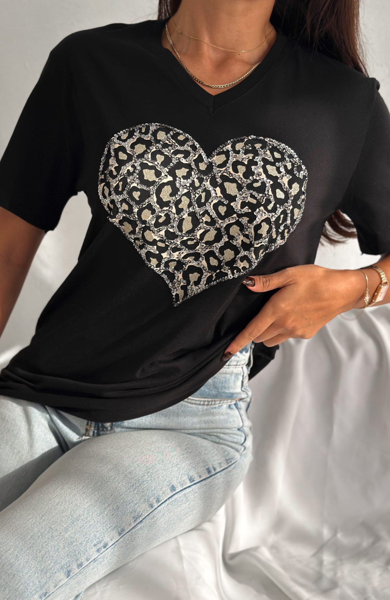 Büyük Beden Siyah Kalp Desenli V-Yaka T-Shirt Büyük Beden Siyah Kalp Desenli V-Yaka T-Shirt
