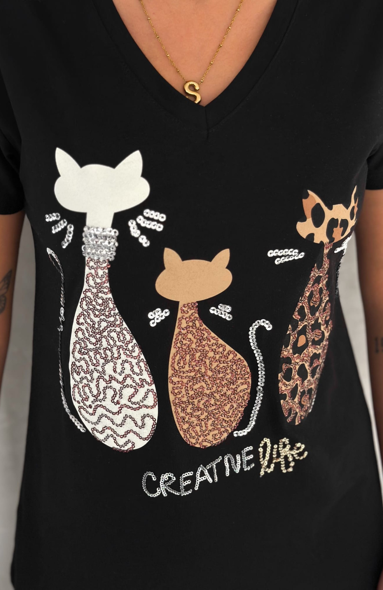 Büyük Beden Kediler Desenli V-Yaka T-Shirt Büyük Beden Kediler Desenli V-Yaka T-Shirt