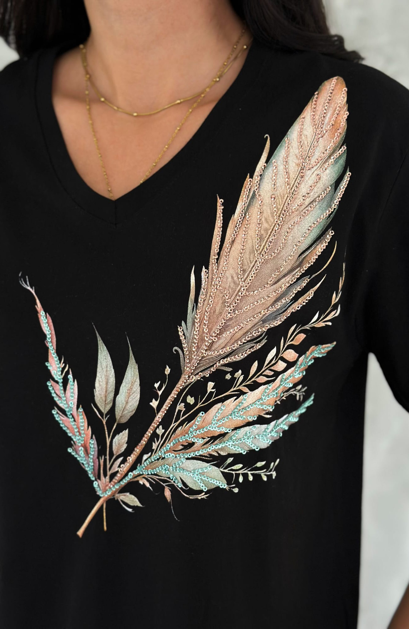 Büyük Beden Tüy Desenli V-Yaka T-Shirt Büyük Beden Tüy Desenli V-Yaka T-Shirt