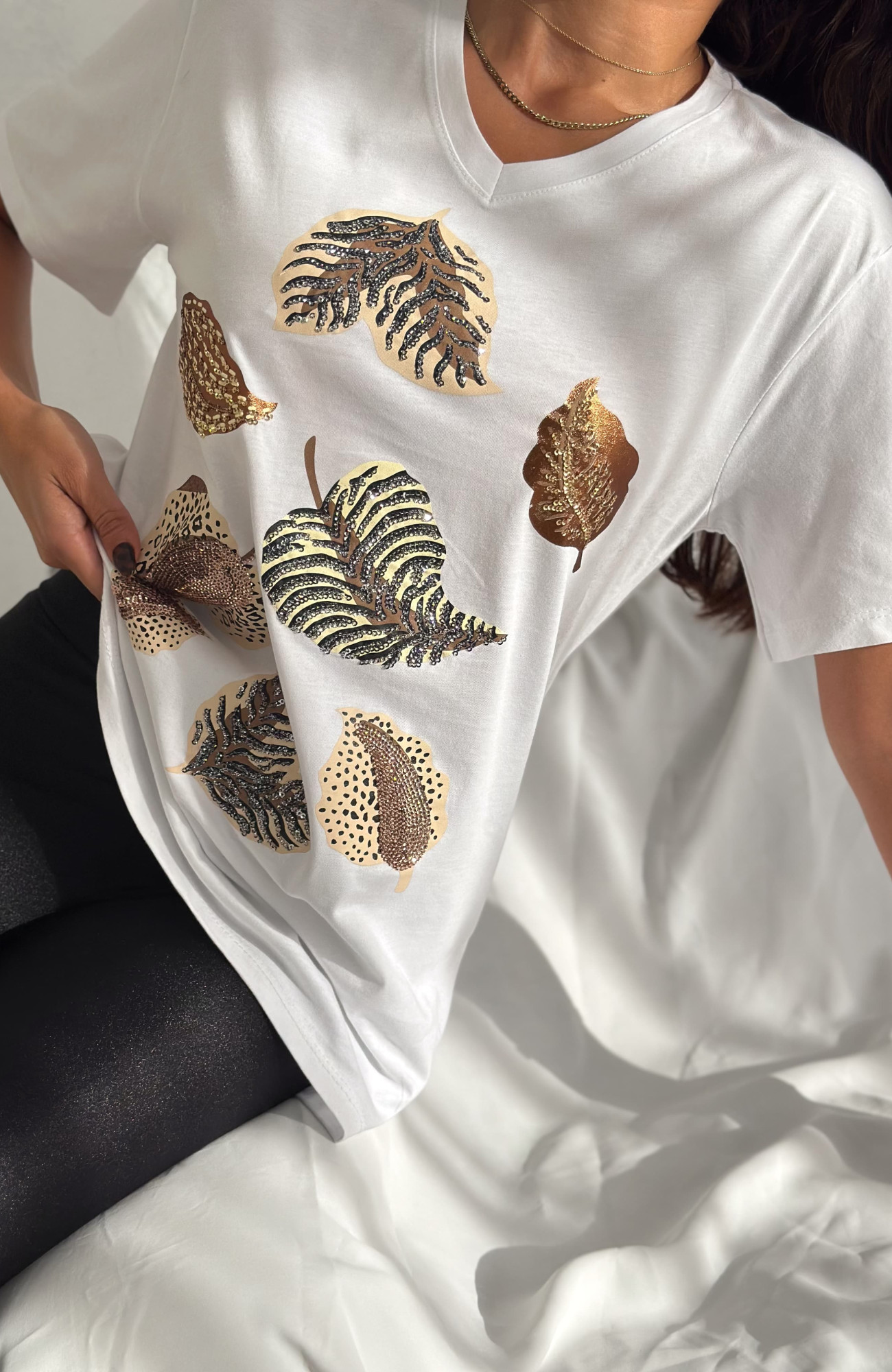 Büyük Beden Beyaz Yapraklar Desenli V-Yaka T-Shirt Büyük Beden Beyaz Yapraklar Desenli V-Yaka T-Shirt