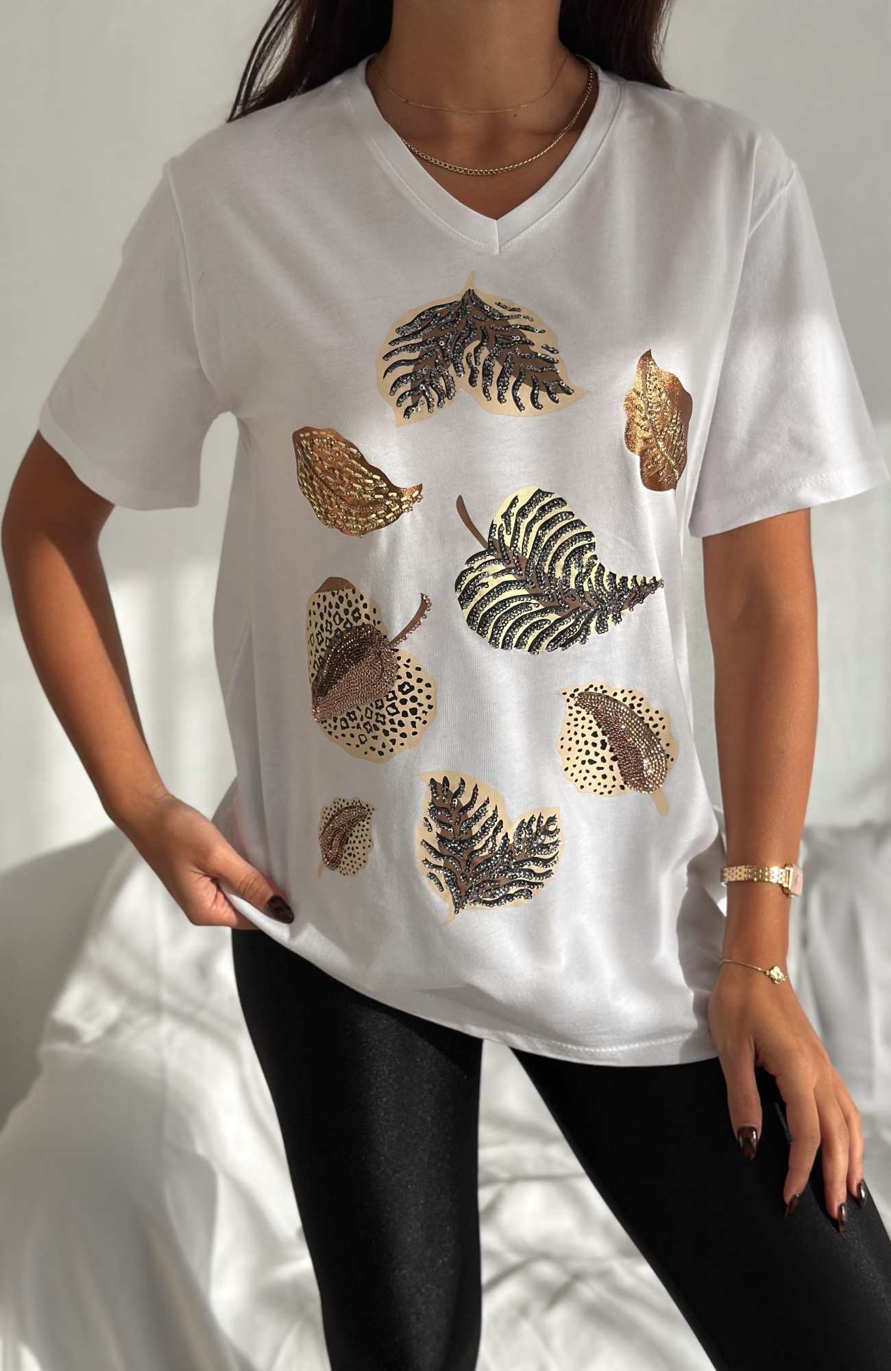 Büyük Beden Beyaz Yapraklar Desenli V-Yaka T-Shirt Büyük Beden Beyaz Yapraklar Desenli V-Yaka T-Shirt