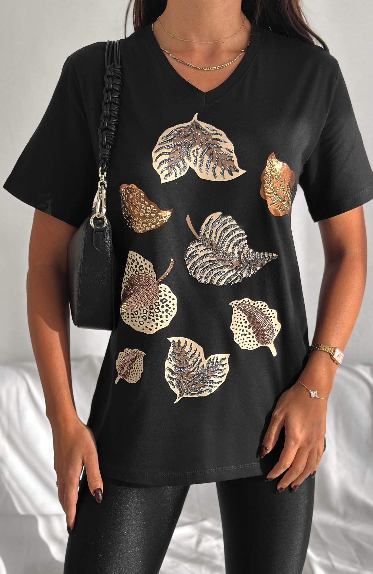 Büyük Beden Siyah Yaprak Desenli V-Yaka T-Shirt Büyük Beden Siyah Yaprak Desenli V-Yaka T-Shirt