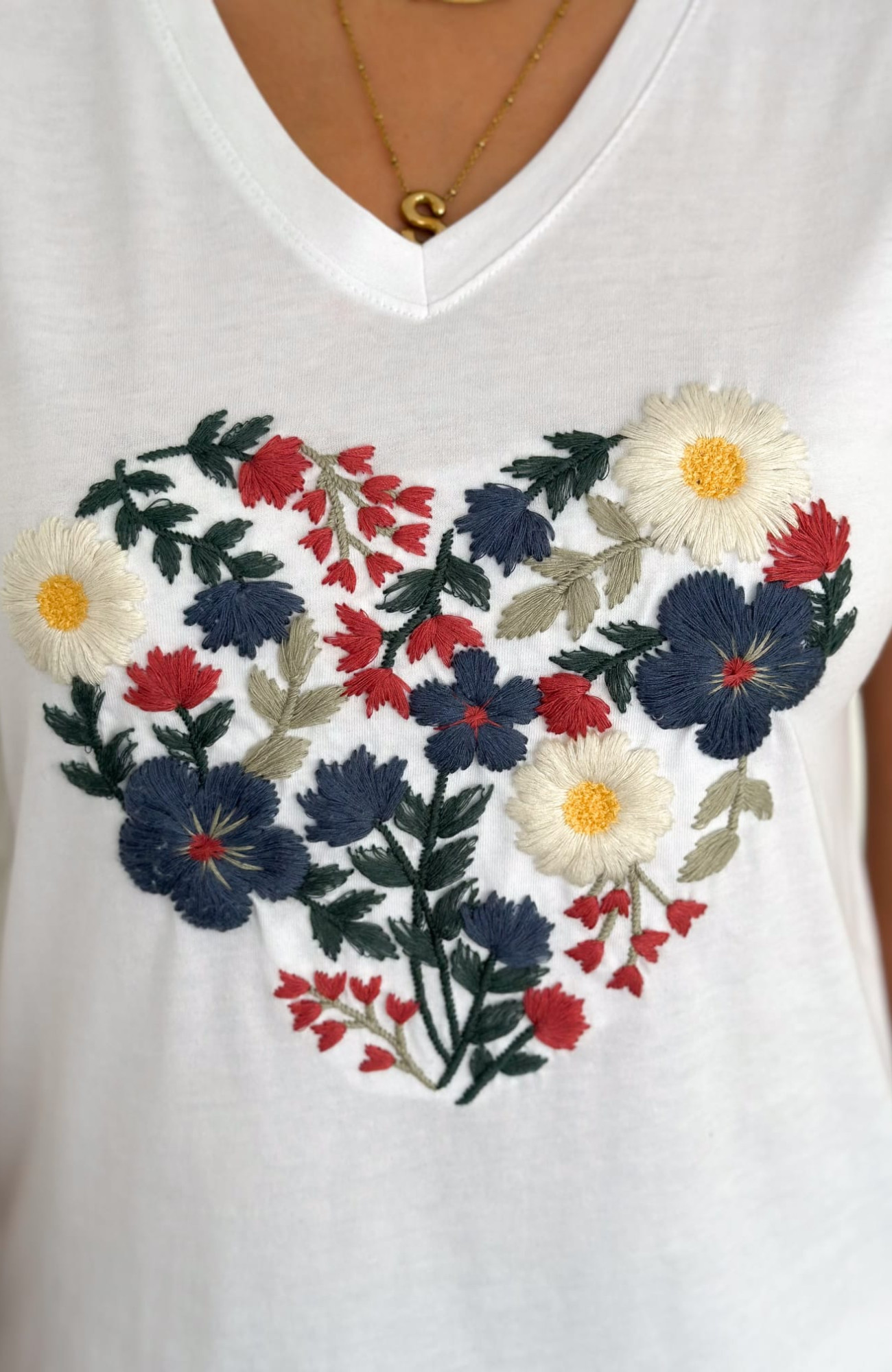 Çiçekli Kalp Desenli V-Yaka T-Shirt Çiçekli Kalp Desenli V-Yaka T-Shirt