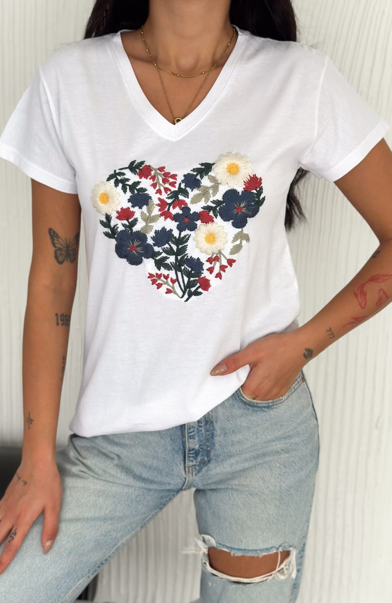 Çiçekli Kalp Desenli V-Yaka T-Shirt Çiçekli Kalp Desenli V-Yaka T-Shirt