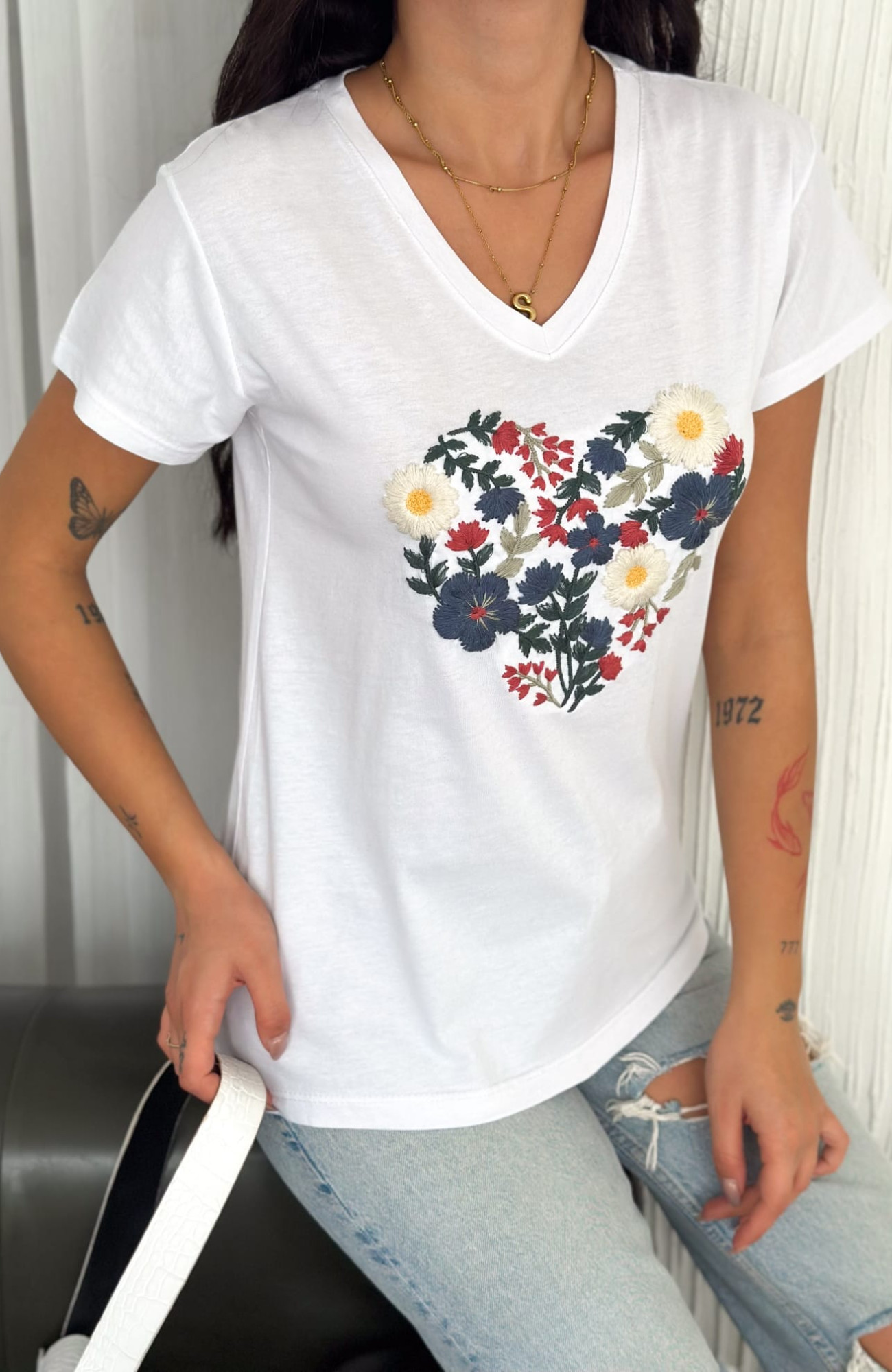 Çiçekli Kalp Desenli V-Yaka T-Shirt Çiçekli Kalp Desenli V-Yaka T-Shirt