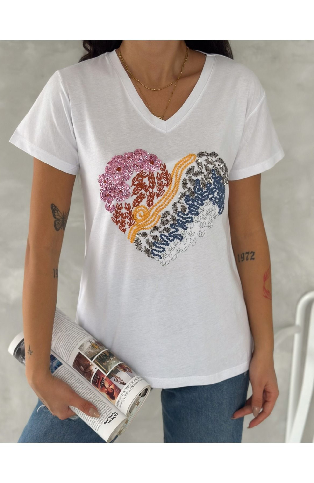Kalp Desenli V-Yaka T-Shirt Kalp Desenli V-Yaka T-Shirt