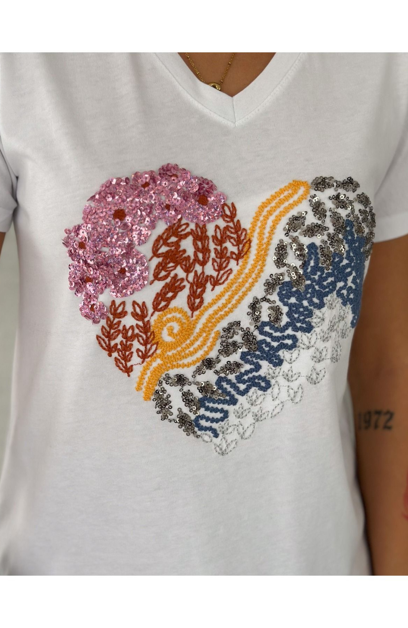 Kalp Desenli V-Yaka T-Shirt Kalp Desenli V-Yaka T-Shirt