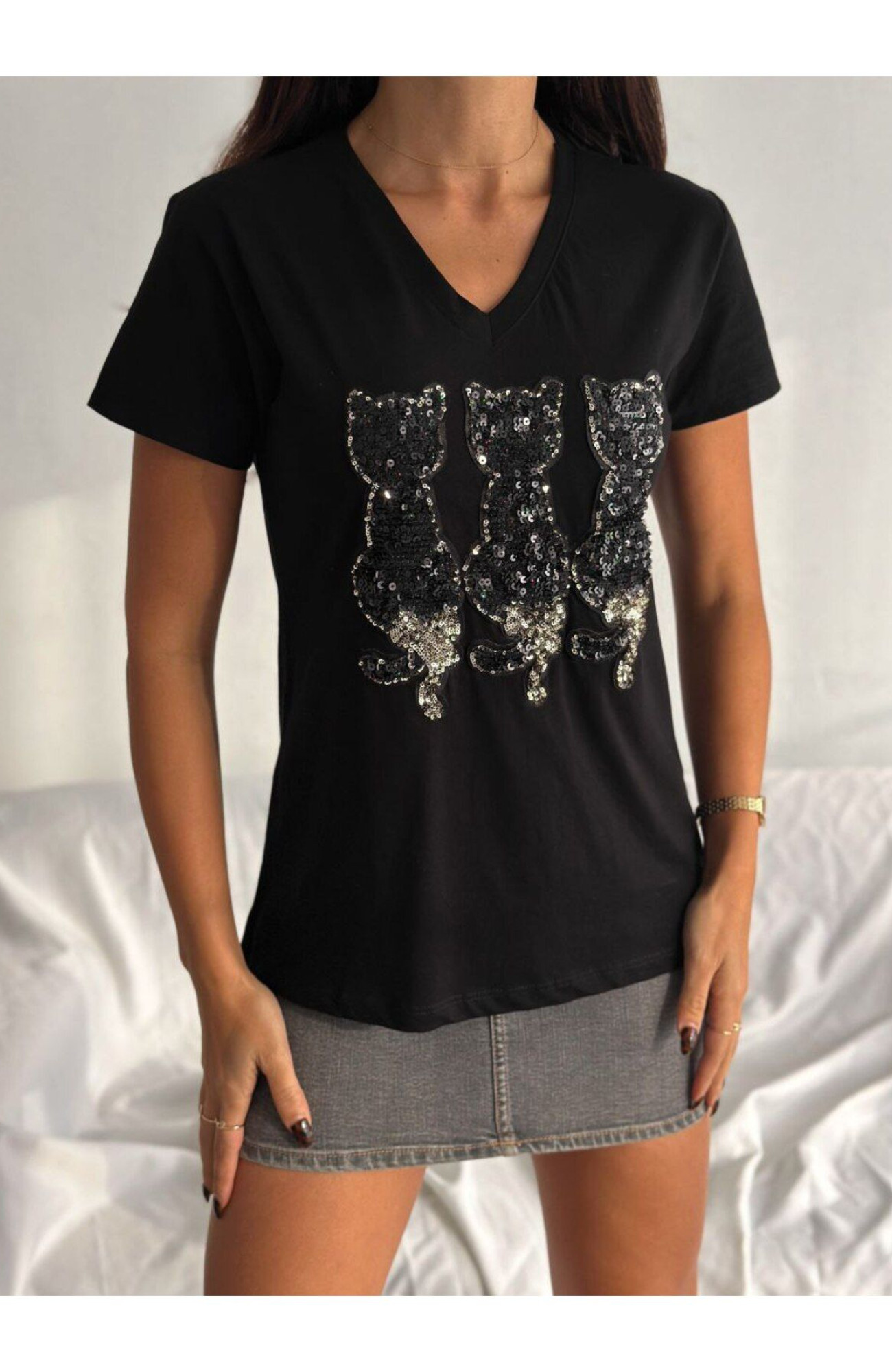 Siyah Kedi Desenli V-Yaka T-Shirt Siyah Kedi Desenli V-Yaka T-Shirt