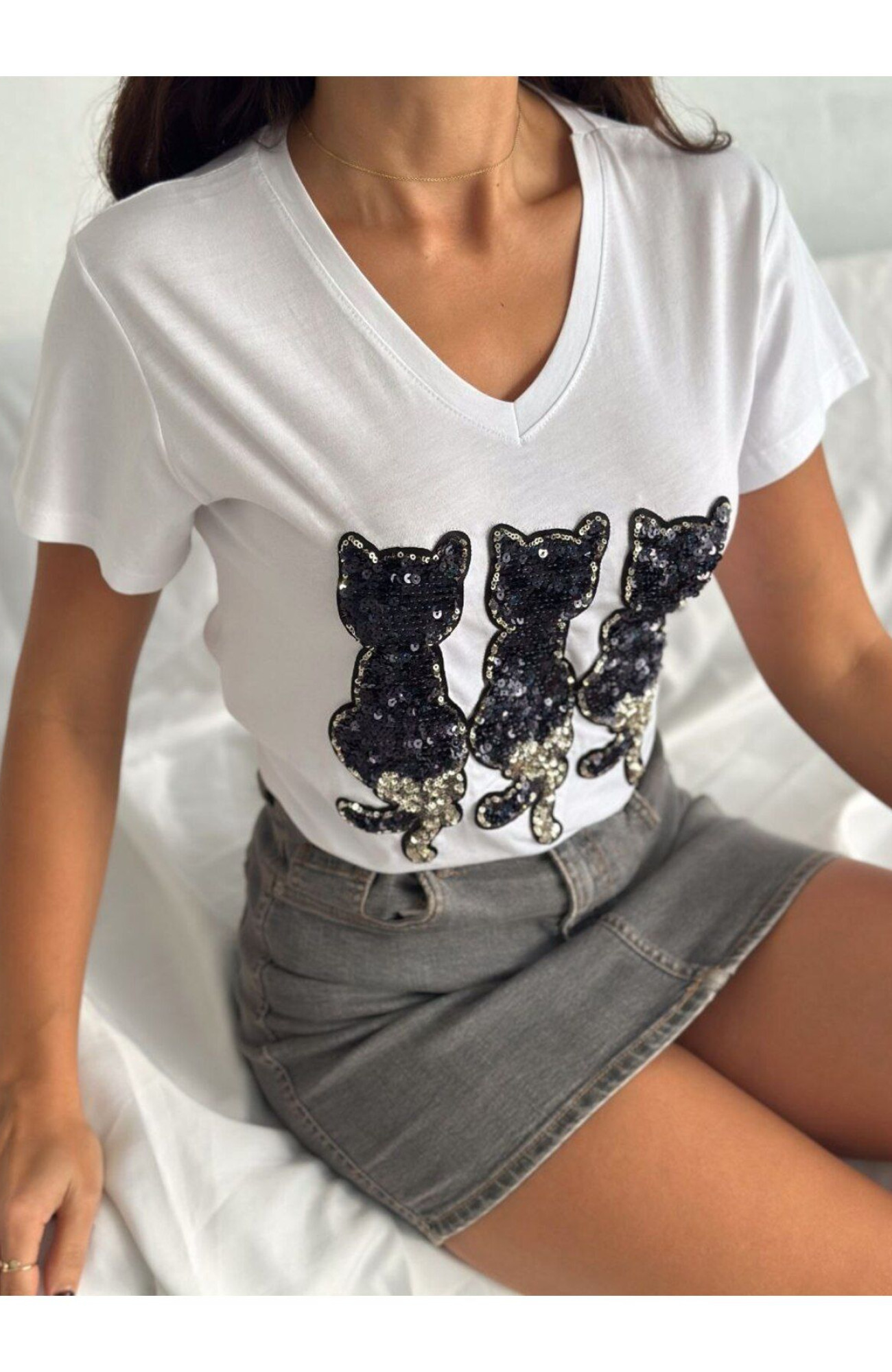 Beyaz Kedi Desenli V-Yaka T-Shirt Beyaz Kedi Desenli V-Yaka T-Shirt