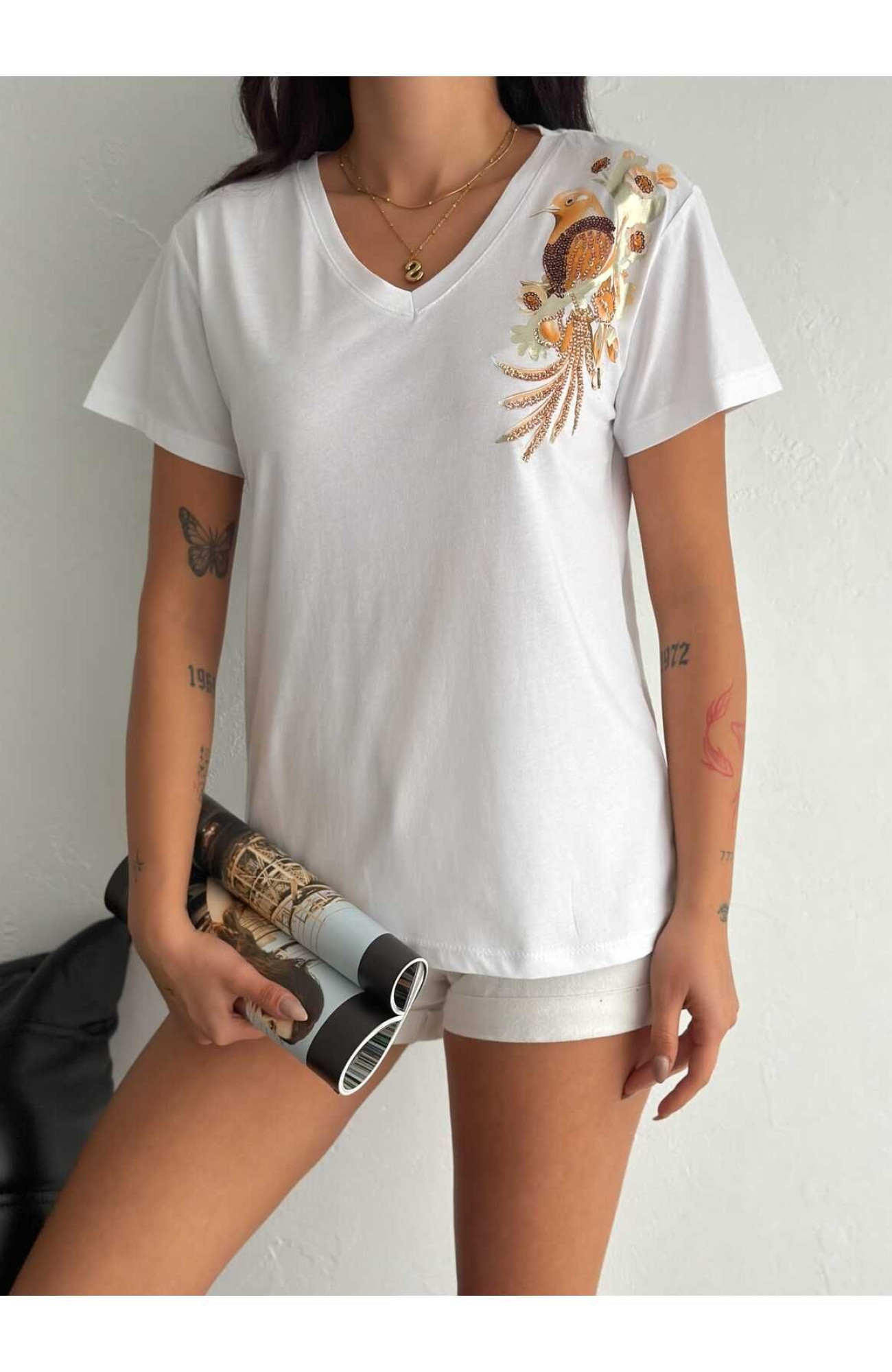 Sarı Kuş Desenli V-Yaka T-Shirt Sarı Kuş Desenli V-Yaka T-Shirt