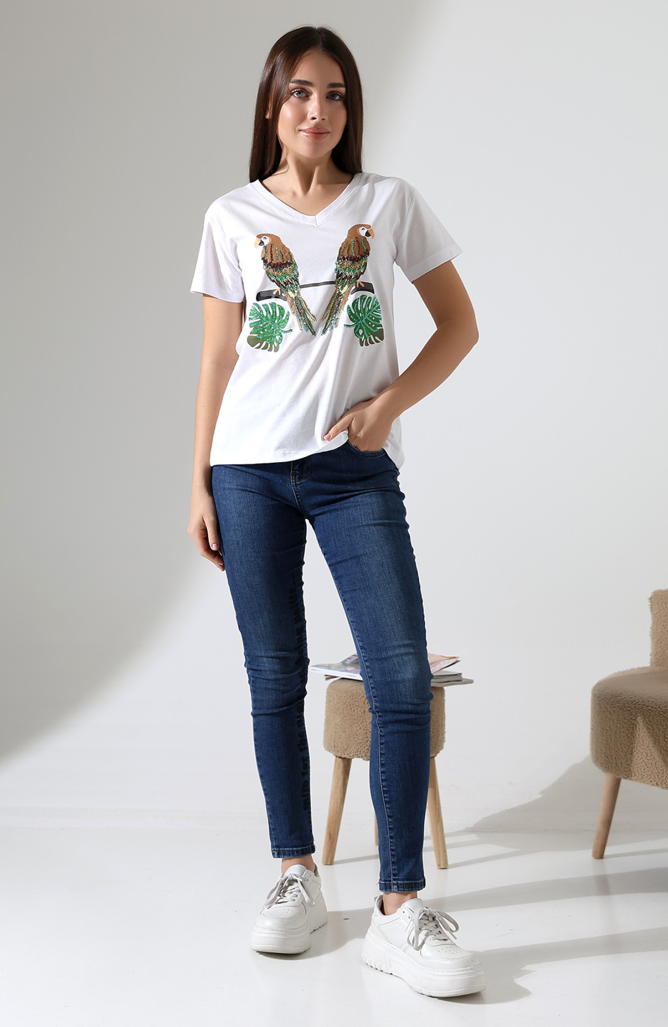 Kuşlar Desenli V-Yaka T-Shirt Kuşlar Desenli V-Yaka T-Shirt