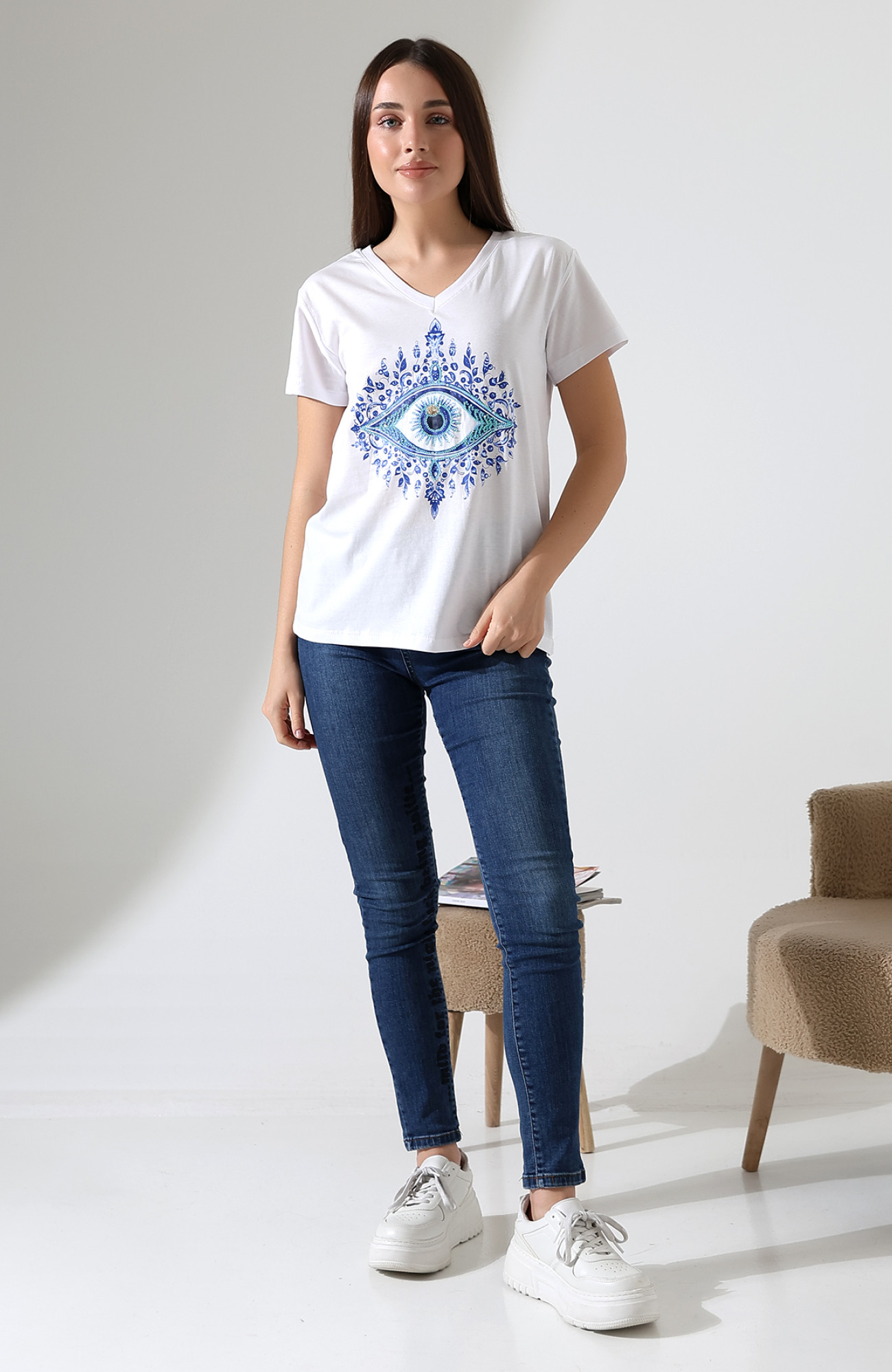 Mavi Göz Desenli V-Yaka T-Shirt Mavi Göz Desenli V-Yaka T-Shirt