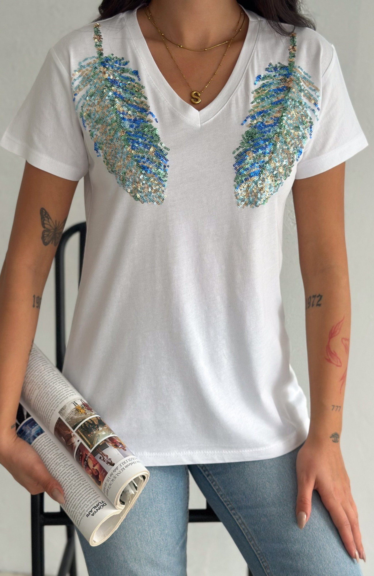 Omuzları Yaprak Detaylı V-Yaka T-Shirt Omuzları Yaprak Detaylı V-Yaka T-Shirt