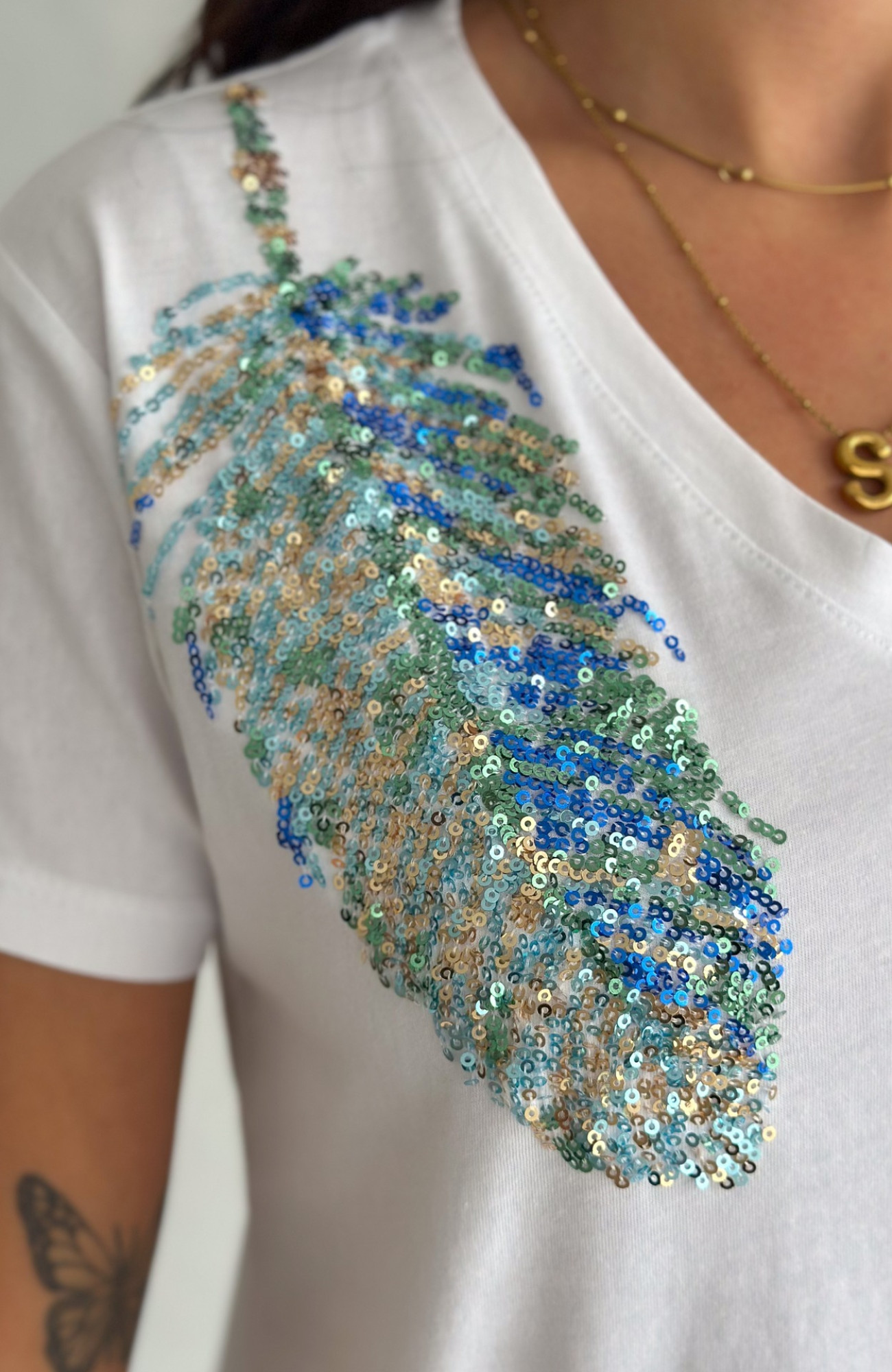 Omuzları Yaprak Detaylı V-Yaka T-Shirt Omuzları Yaprak Detaylı V-Yaka T-Shirt