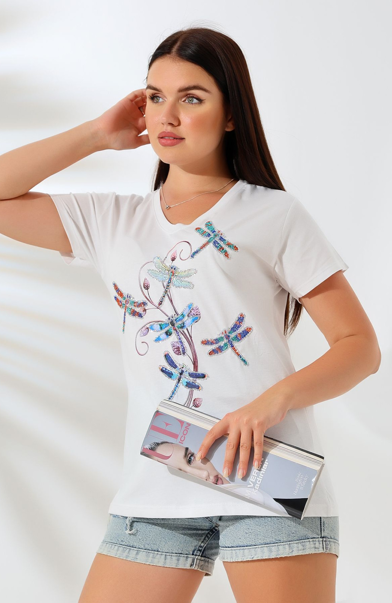 Yusufçuk Desenli V-Yaka T-Shirt Yusufçuk Desenli V-Yaka T-Shirt