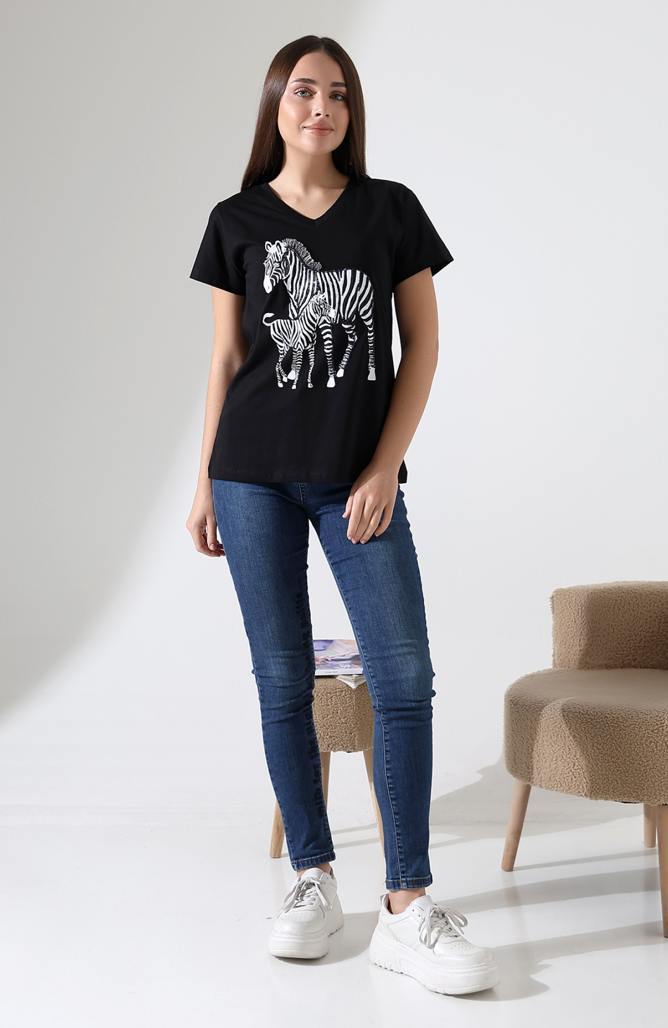 Siyah Zebra Desenli V-Yaka T-Shirt